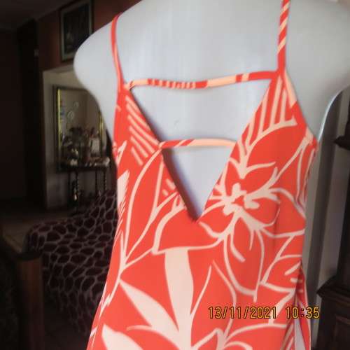 Ultra cool and sexy nectarine-pale peach geometric printed strappy top size 32