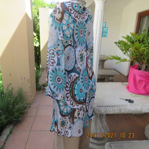 Beautiful long sheer polyester slip over top with V neckline by DONNA CLAIRE size 44/20. New cond.