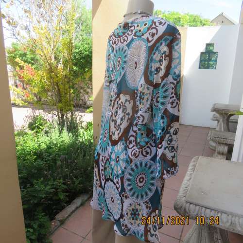 Beautiful long sheer polyester slip over top with V neckline by DONNA CLAIRE size 44/20. New cond.