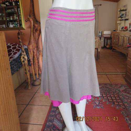 Fun skater style skirt in 2 layers.Magenta pink underlayer and med.brown cotton/linen top.Size 34/10