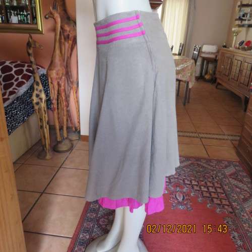Fun skater style skirt in 2 layers.Magenta pink underlayer and med.brown cotton/linen top.Size 34/10