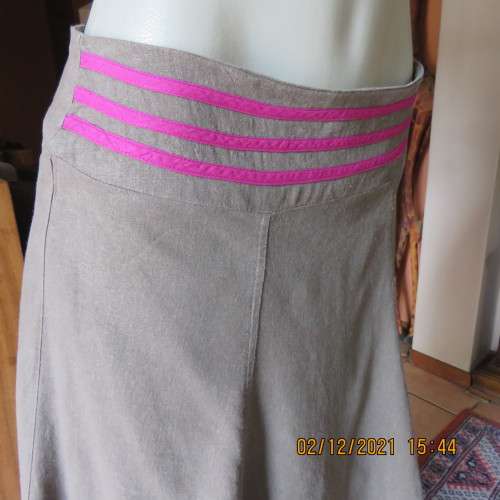 Fun skater style skirt in 2 layers.Magenta pink underlayer and med.brown cotton/linen top.Size 34/10