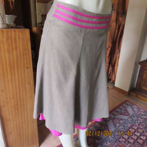 Fun skater style skirt in 2 layers.Magenta pink underlayer and med.brown cotton/linen top.Size 34/10