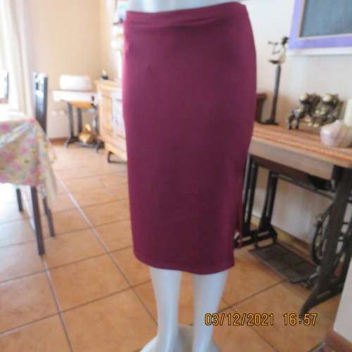 Maroon heavy stretch 100% polyester pencil skirt with slits at sides.Size 36/12 by MASSUMI.As new.