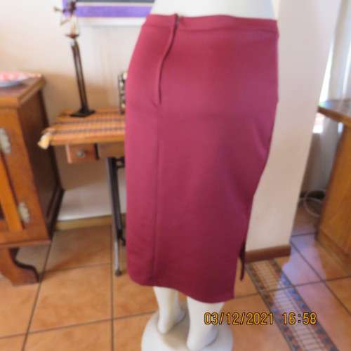 Maroon heavy stretch 100% polyester pencil skirt with slits at sides.Size 36/12 by MASSUMI.As new.