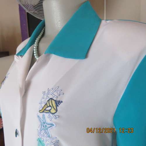 Very smart jade short sleeve blouse with white embroidered front inlay.Size 34/10 by NONCHALANT.