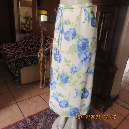 Cheerful ankle length cream A Line skirt fully lined with bold blue roses.Size 36/12 by MASSUMI.