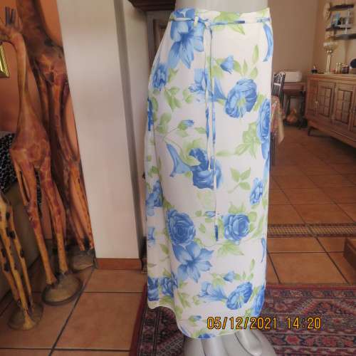 Cheerful ankle length cream A Line skirt fully lined with bold blue roses.Size 36/12 by MASSUMI.