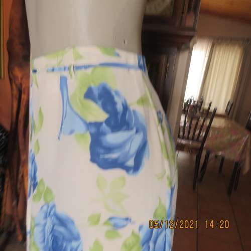 Cheerful ankle length cream A Line skirt fully lined with bold blue roses.Size 36/12 by MASSUMI.