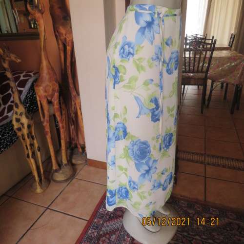 Cheerful ankle length cream A Line skirt fully lined with bold blue roses.Size 36/12 by MASSUMI.