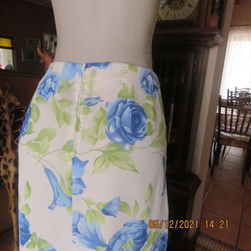 Cheerful ankle length cream A Line skirt fully lined with bold blue roses.Size 36/12 by MASSUMI.