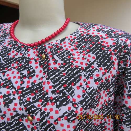 Amazing vintage graphic printed 2 pc outfit size 36/12 by KRESIV in silky polyester. New condition.