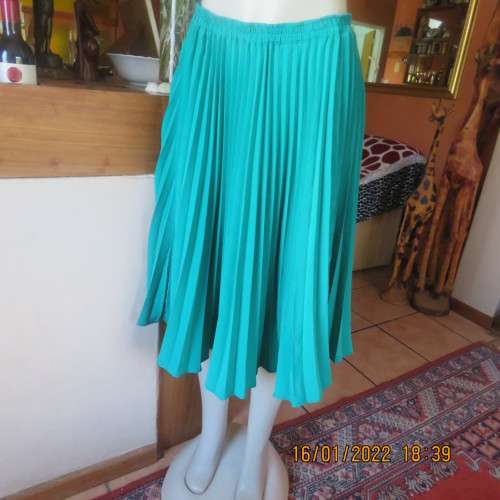 Emerald green permanent pleated flare skirt size 36 to 38. 100% polyester. Elasticated waist. As new