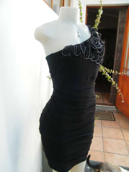 Amazing black bodycon one shoulder size 32/8 dress with black floral/silver decoration.By TRUWORTHS.