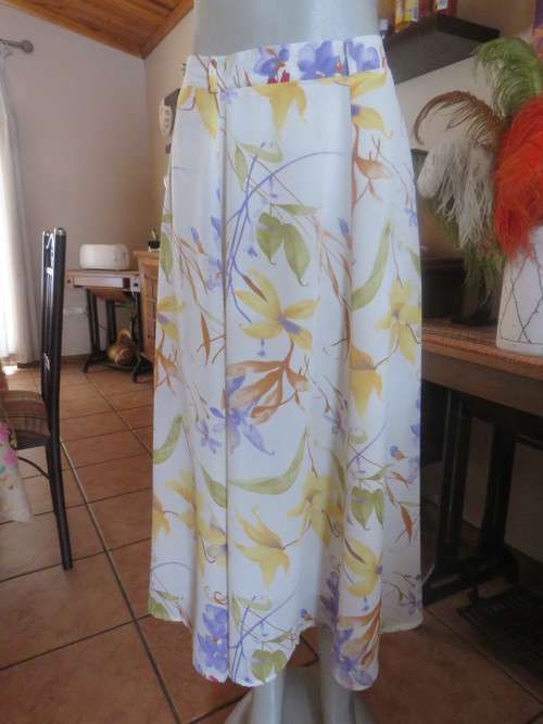 Fresh and ladylike floral lined skirt size 38/14 by MERIEN HALL.Back waist elasticated.Front paneled