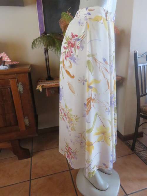 Fresh and ladylike floral lined skirt size 38/14 by MERIEN HALL.Back waist elasticated.Front paneled