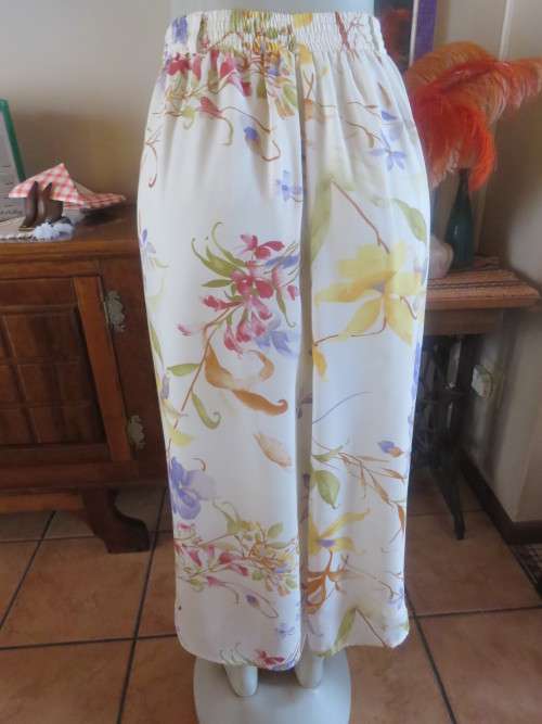 Fresh and ladylike floral lined skirt size 38/14 by MERIEN HALL.Back waist elasticated.Front paneled