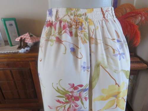 Fresh and ladylike floral lined skirt size 38/14 by MERIEN HALL.Back waist elasticated.Front paneled