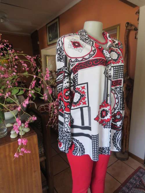 Casual long sleeve bo-ho top in red/black and white cotton size 38/14 by TRUWORTHS.Good condition