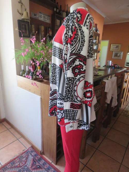 Casual long sleeve bo-ho top in red/black and white cotton size 38/14 by TRUWORTHS.Good condition