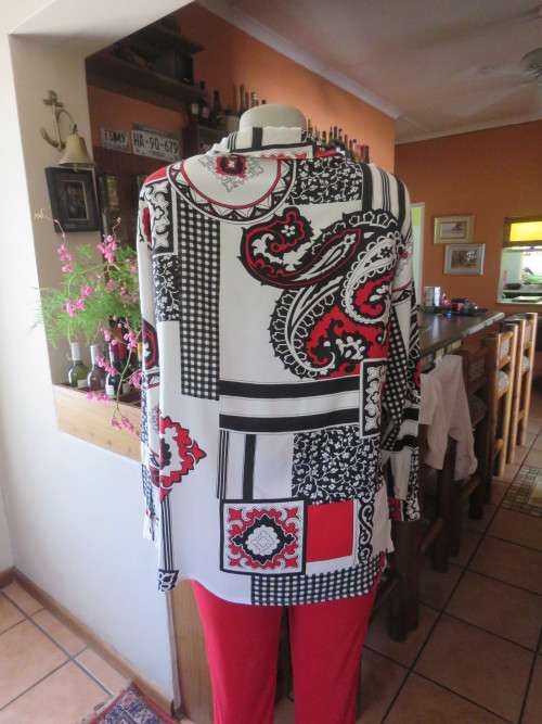 Casual long sleeve bo-ho top in red/black and white cotton size 38/14 by TRUWORTHS.Good condition