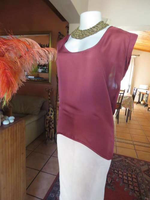 Fabulous maroon COTTON ON size 34/10 top longer at back.Scooped neckline.Luxury poly.As new