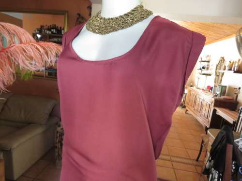 Fabulous maroon COTTON ON size 34/10 top longer at back.Scooped neckline.Luxury poly.As new