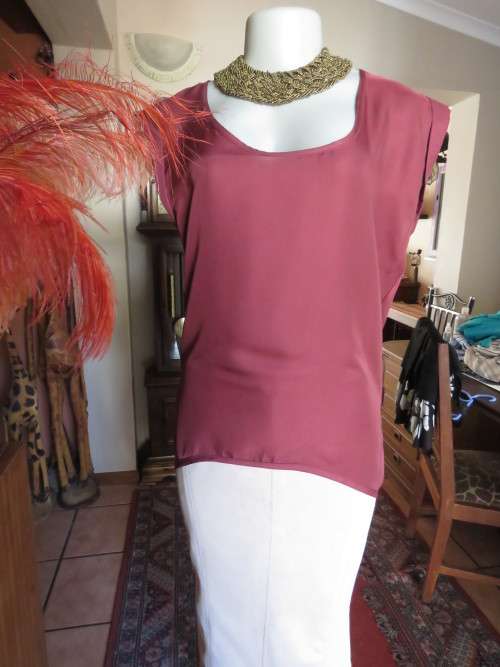 Fabulous maroon COTTON ON size 34/10 top longer at back.Scooped neckline.Luxury poly.As new