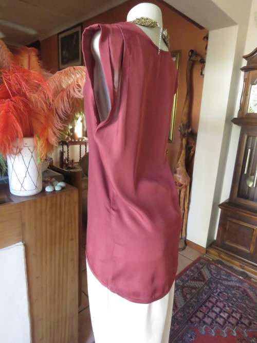 Fabulous maroon COTTON ON size 34/10 top longer at back.Scooped neckline.Luxury poly.As new