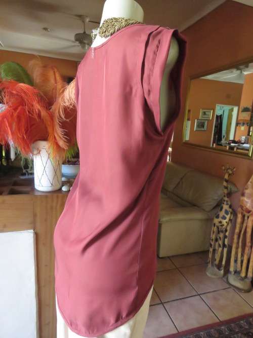 Fabulous maroon COTTON ON size 34/10 top longer at back.Scooped neckline.Luxury poly.As new