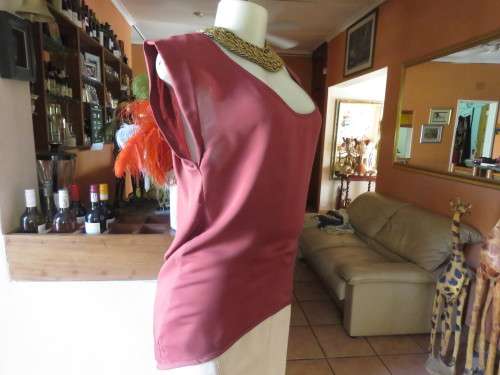 Fabulous maroon COTTON ON size 34/10 top longer at back.Scooped neckline.Luxury poly.As new