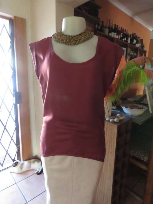 Fabulous maroon COTTON ON size 34/10 top longer at back.Scooped neckline.Luxury poly.As new