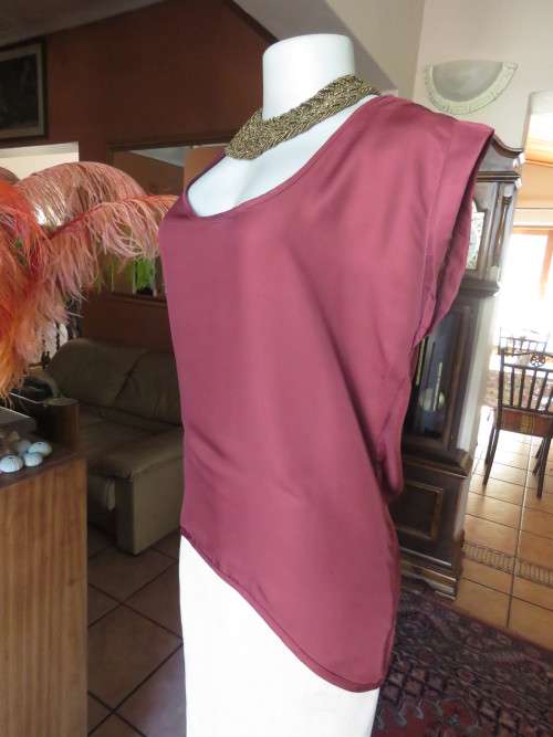 Fabulous maroon COTTON ON size 34/10 top longer at back.Scooped neckline.Luxury poly.As new