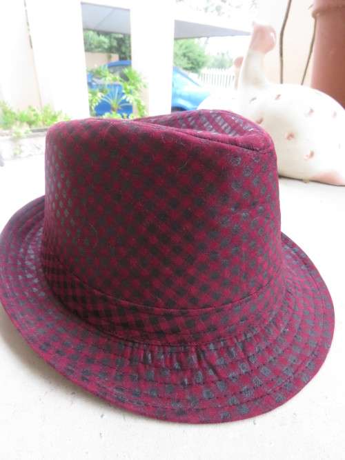 Men`s maroon check trilby style hat by GATE STAR size 57cm. As new condition.