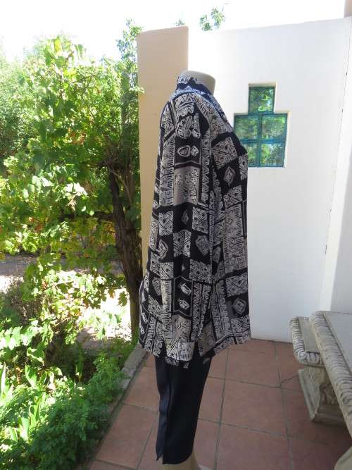 Smart navy with grey/white geometric pattern long sleeve top.By LA TIVA size 40/16.New cond.