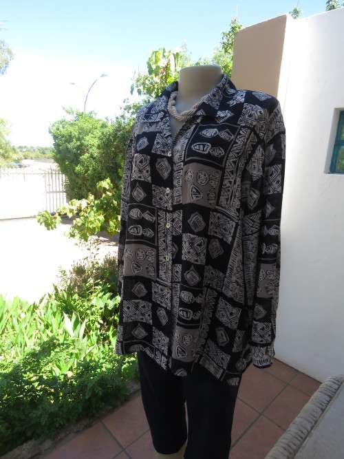 Smart navy with grey/white geometric pattern long sleeve top.By LA TIVA size 40/16.New cond.