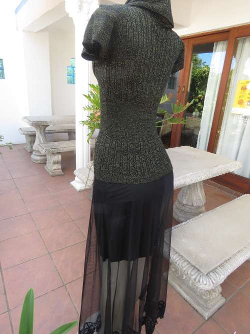 All that glitters!! Black acrylic knitted capped sleeve top with gold thread.Amazing collar.Size 38