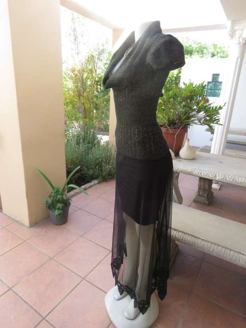 All that glitters!! Black acrylic knitted capped sleeve top with gold thread.Amazing collar.Size 38