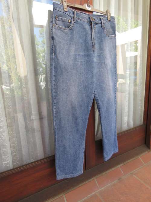 Men`s blue demin DAVID JONES jeans 36W and 79cm inside leg. Back/front pockets.Good cond.