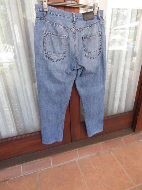 Men`s blue demin DAVID JONES jeans 36W and 79cm inside leg. Back/front pockets.Good cond.