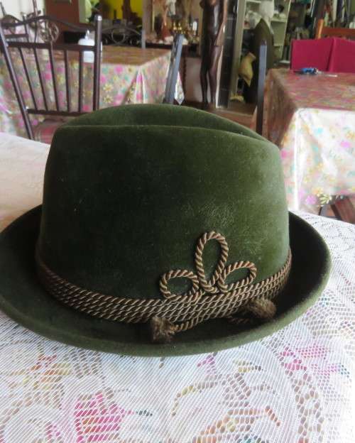 Original Swiss olive green velour men`s vintage hat by FEIN-KALTER and CO.Size 58. Very goos cond.