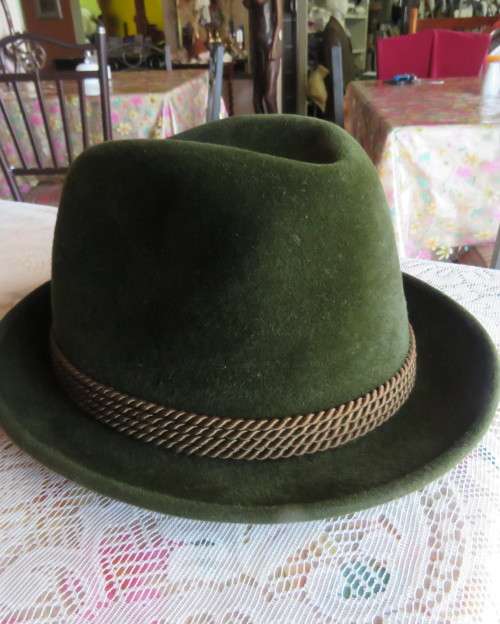 Original Swiss olive green velour men`s vintage hat by FEIN-KALTER and CO.Size 58. Very goos cond.