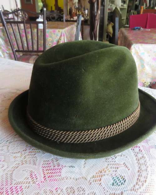 Original Swiss olive green velour men`s vintage hat by FEIN-KALTER and CO.Size 58. Very goos cond.
