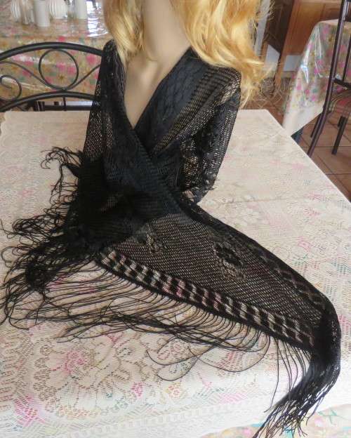 Chic fringed triagle wrap in mesh look with floral pattern and border. 150cm x 125cm x 125cm. As new