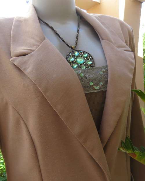 Chic wheat colour long sleeve polyester stretch jacket.Close with 1 button.Wide open collar.Size 38