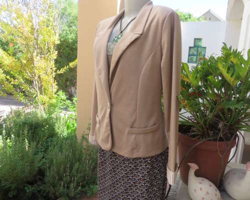 Chic wheat colour long sleeve polyester stretch jacket.Close with 1 button.Wide open collar.Size 38