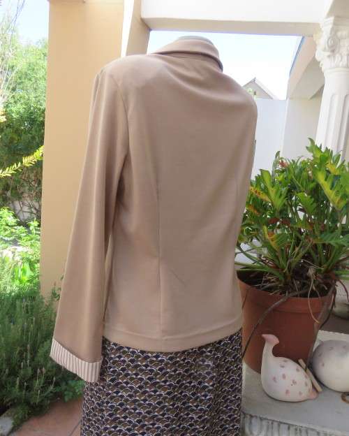 Chic wheat colour long sleeve polyester stretch jacket.Close with 1 button.Wide open collar.Size 38