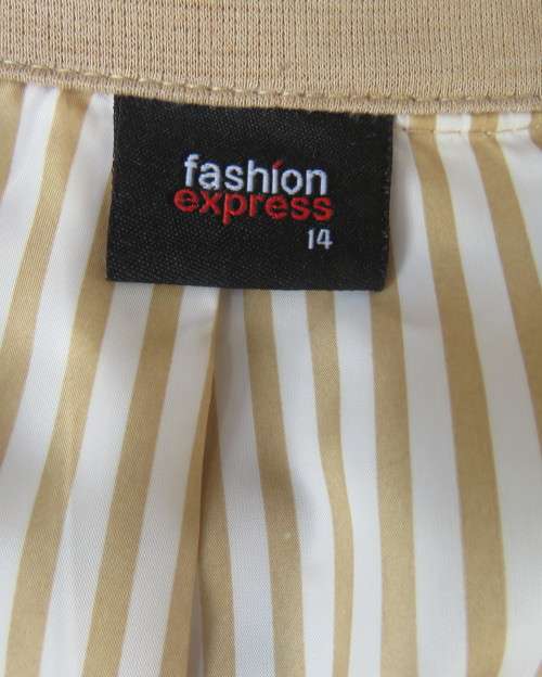 Chic wheat colour long sleeve polyester stretch jacket.Close with 1 button.Wide open collar.Size 38