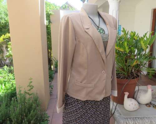 Chic wheat colour long sleeve polyester stretch jacket.Close with 1 button.Wide open collar.Size 38