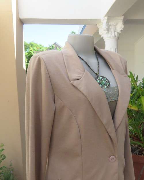 Chic wheat colour long sleeve polyester stretch jacket.Close with 1 button.Wide open collar.Size 38
